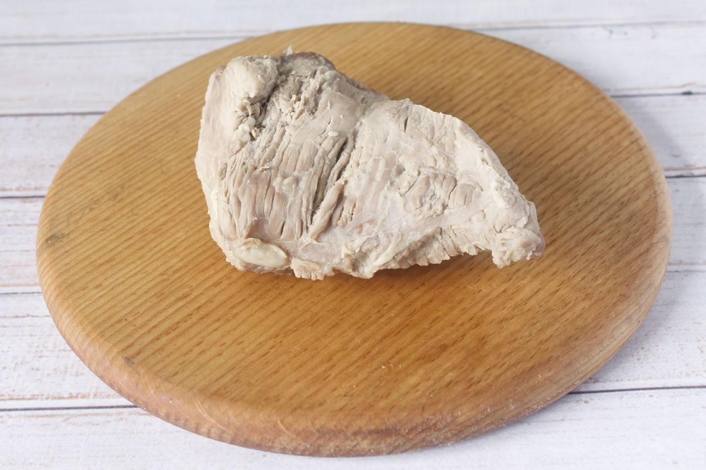 Шаг 1 приготовления Салат с говядиной и маринованным луком