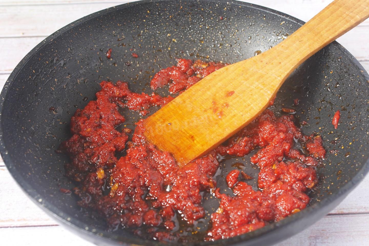 Шаг 4 приготовления Салат с говядиной и маринованным луком