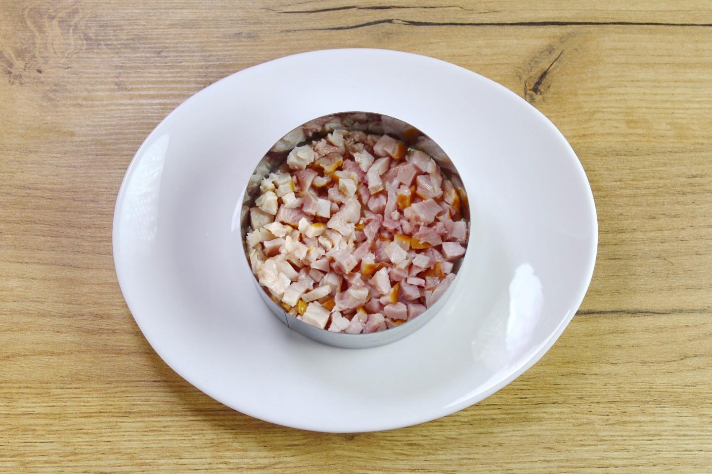 Шаг 5 приготовления Салат Невеста с копченой курицей и плавленным сыром