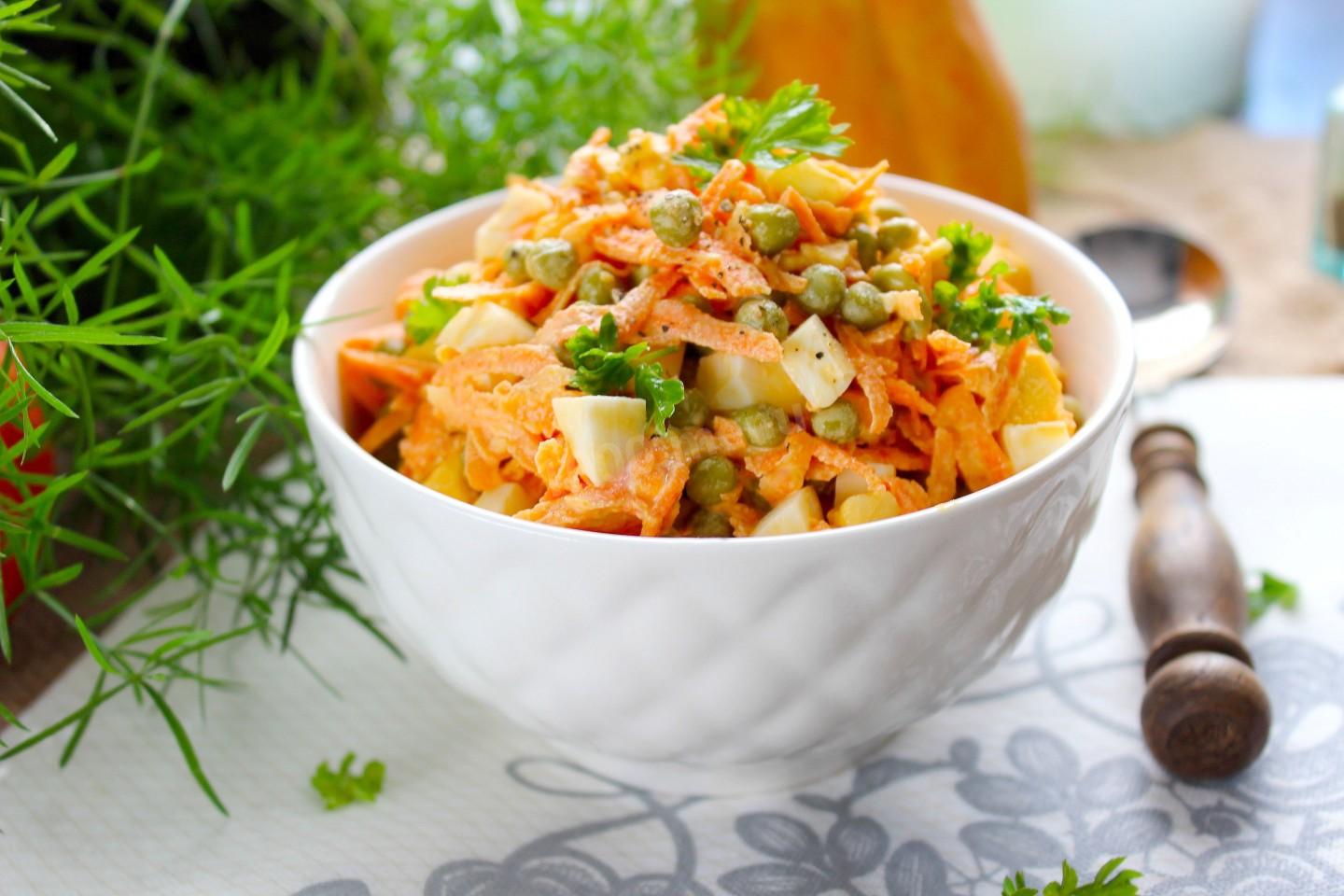 Обложка рецепта Салат с морковью горошком и яйцом