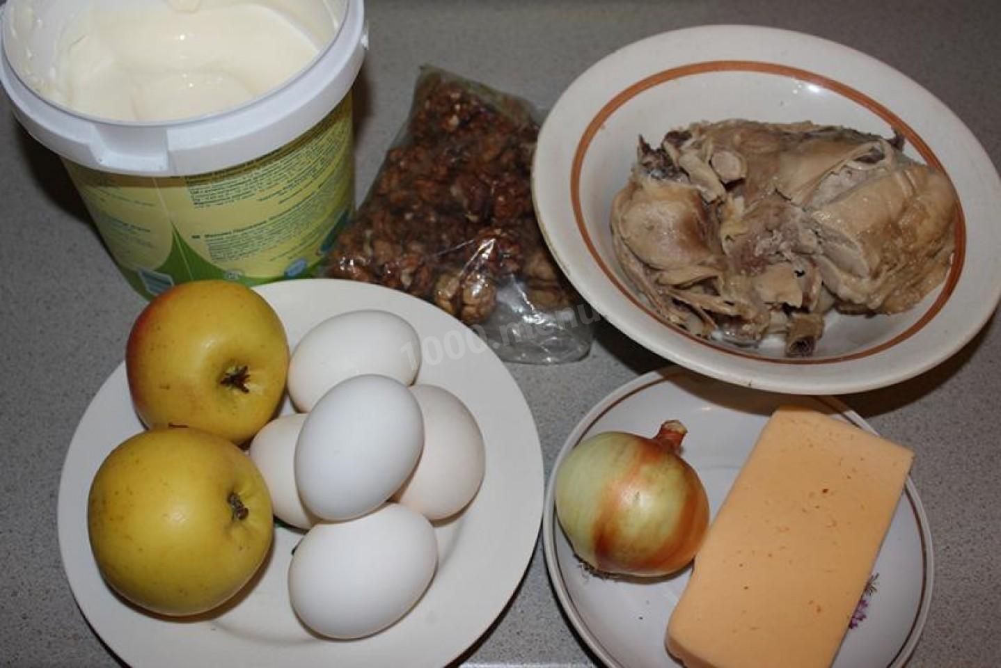 Шаг 1 приготовления Салат Черепаха с курицей грецкими орехами и яблоками