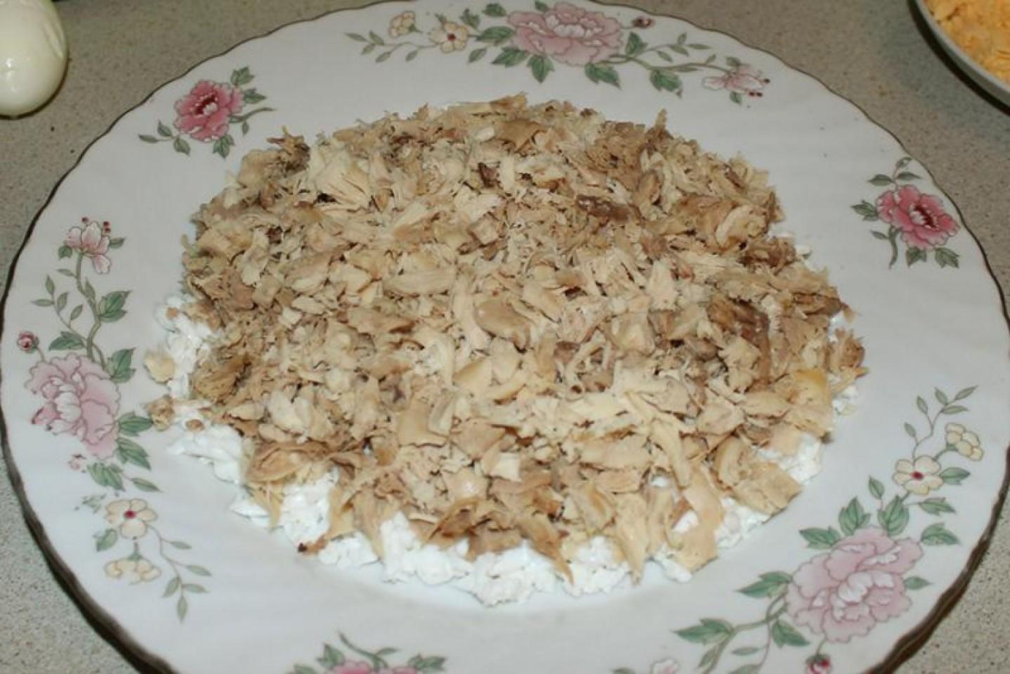 Шаг 10 приготовления Салат Черепаха с курицей грецкими орехами и яблоками