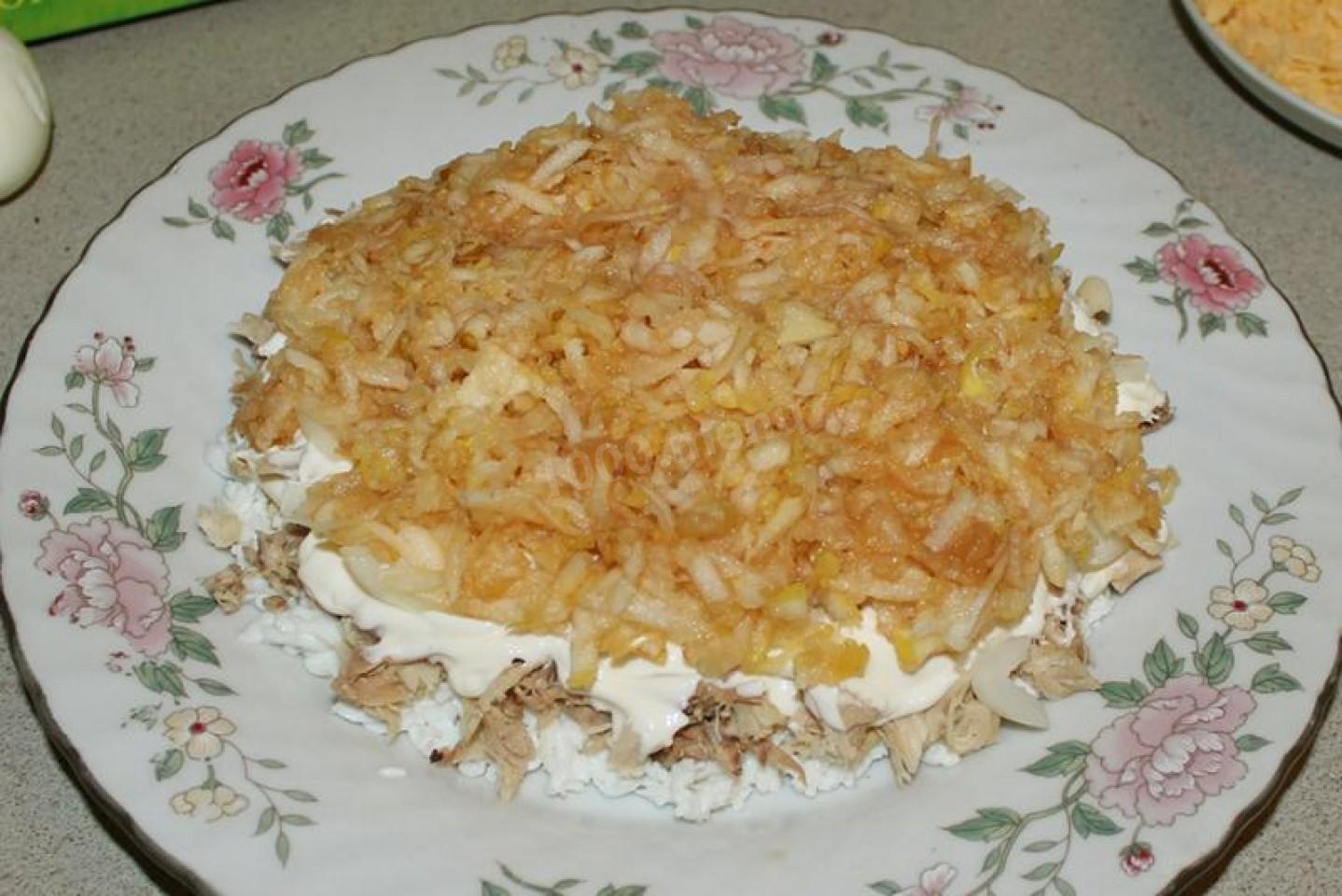 Шаг 13 приготовления Салат Черепаха с курицей грецкими орехами и яблоками