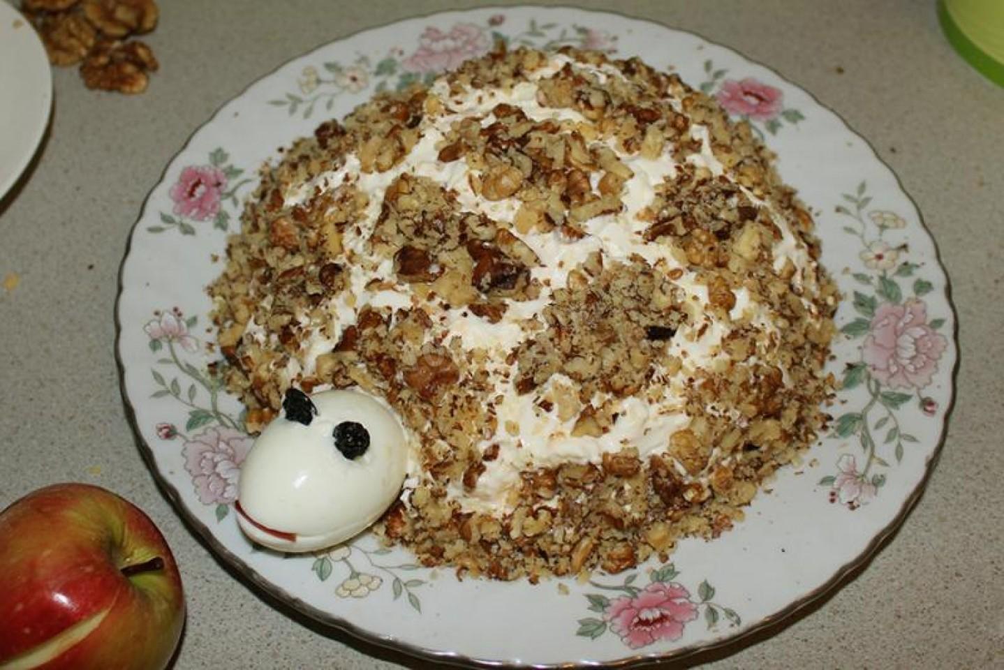 Шаг 18 приготовления Салат Черепаха с курицей грецкими орехами и яблоками