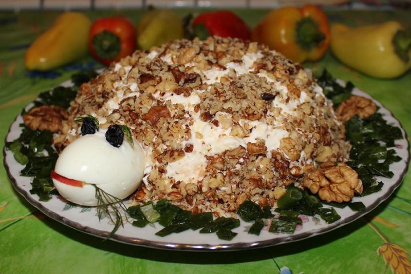 Шаг 20 приготовления Салат Черепаха с курицей грецкими орехами и яблоками
