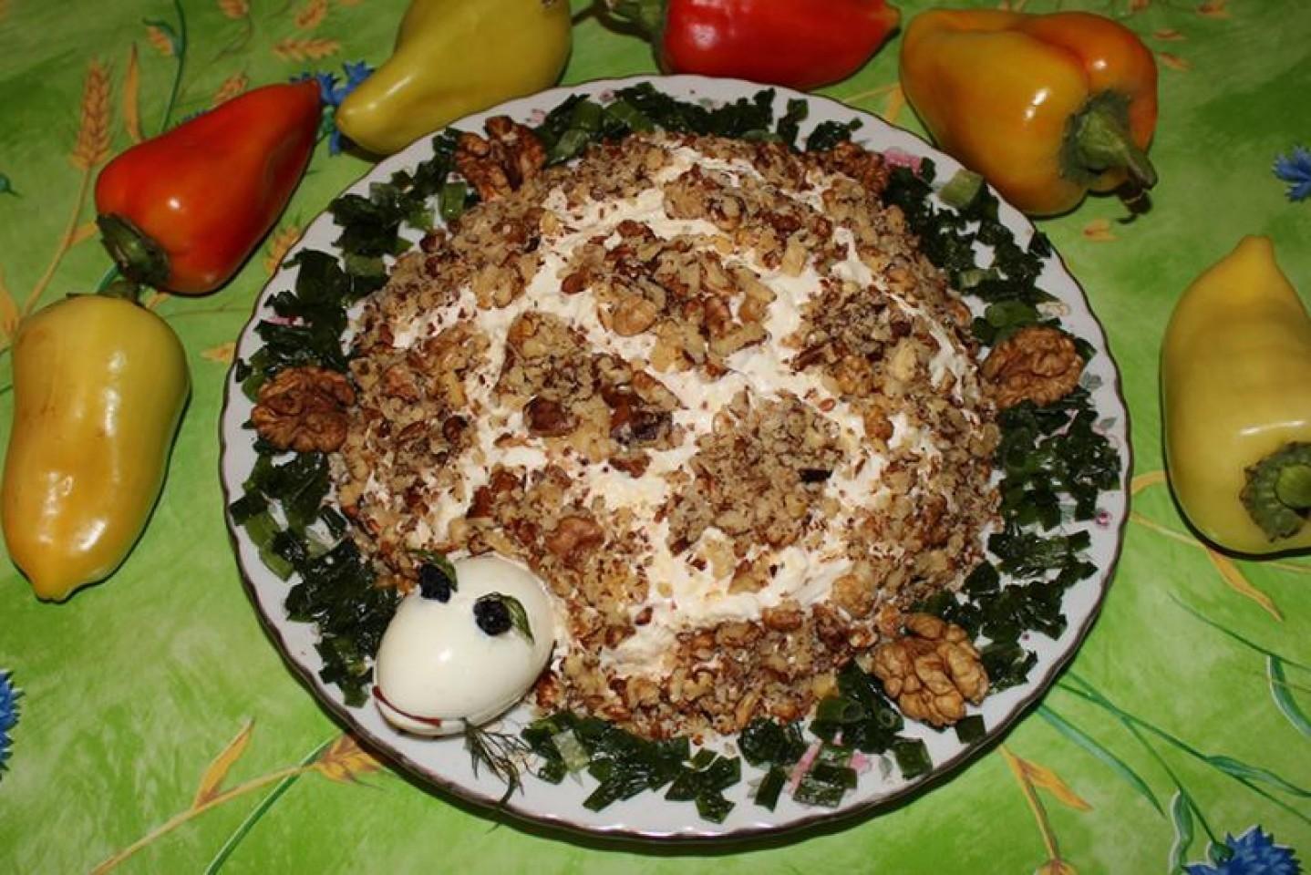 Шаг 21 приготовления Салат Черепаха с курицей грецкими орехами и яблоками