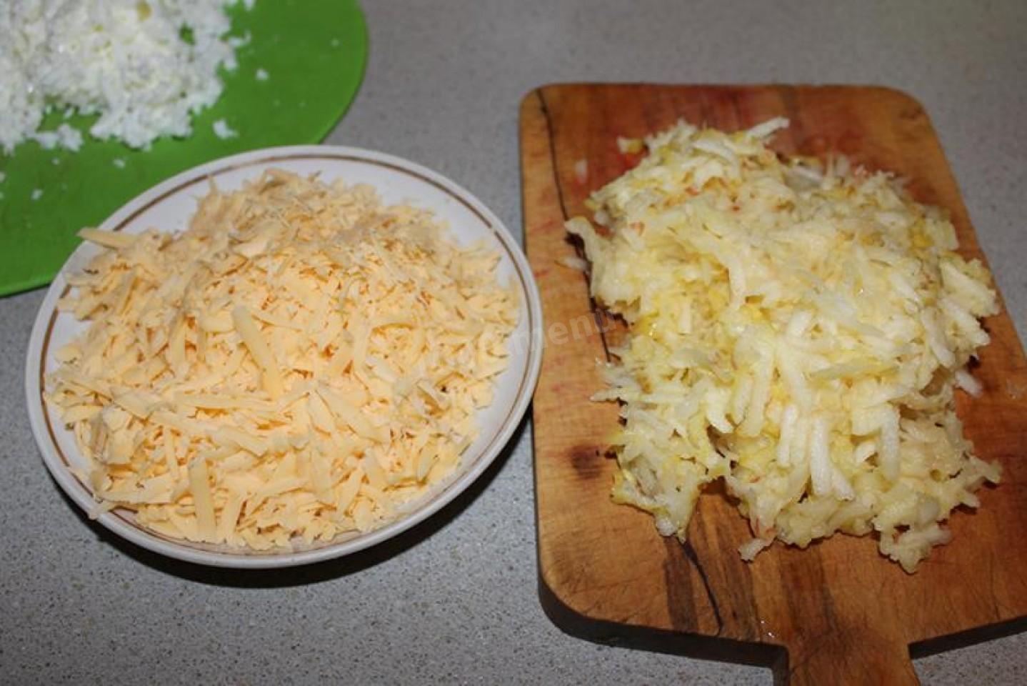 Шаг 4 приготовления Салат Черепаха с курицей грецкими орехами и яблоками