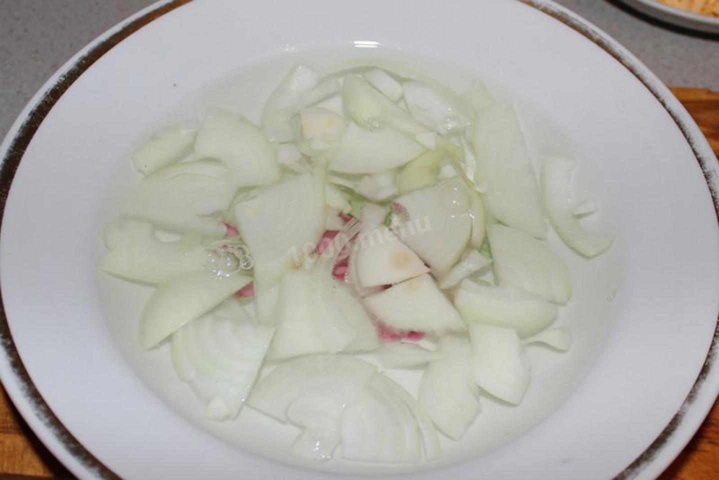Шаг 5 приготовления Салат Черепаха с курицей грецкими орехами и яблоками