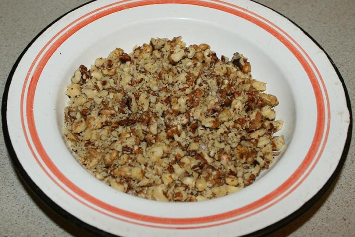 Шаг 8 приготовления Салат Черепаха с курицей грецкими орехами и яблоками