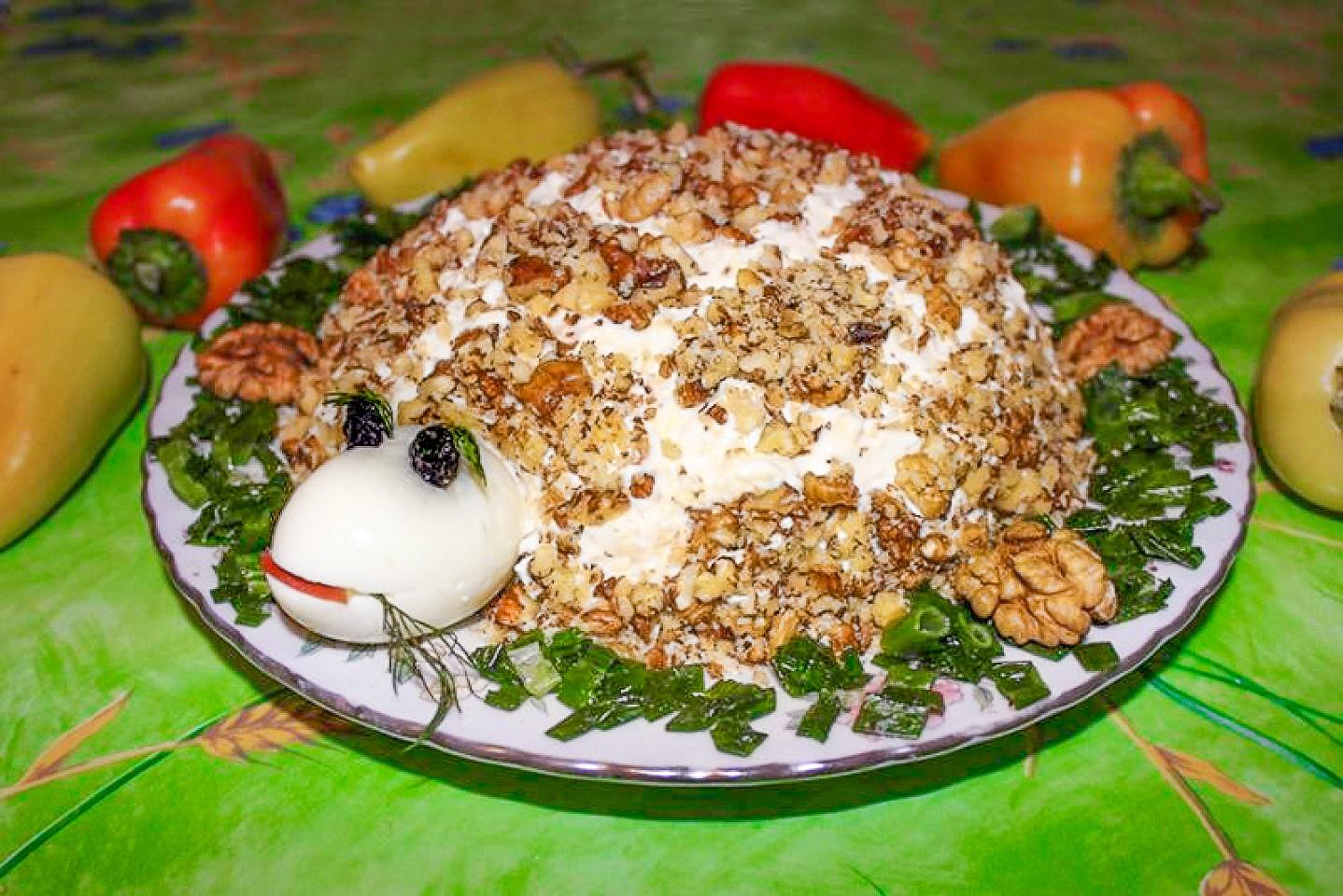 Обложка рецепта Салат Черепаха с курицей грецкими орехами и яблоками