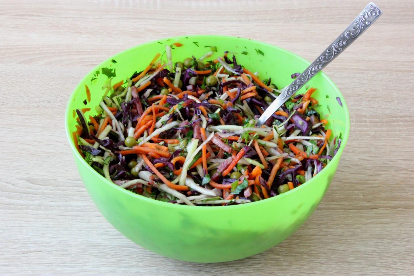 Шаг 5 приготовления Вкусный салат из фиолетовой капусты