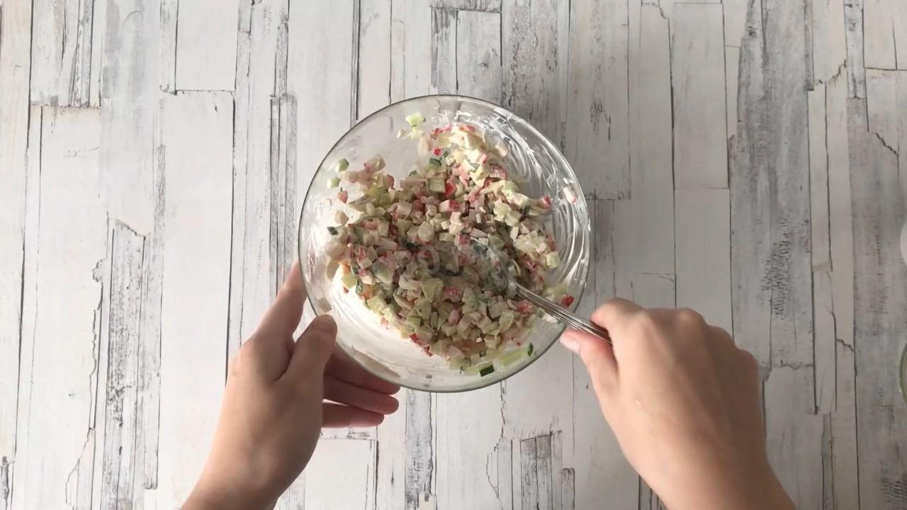 Шаг 9 приготовления Авокадо с крабовыми палочками салат