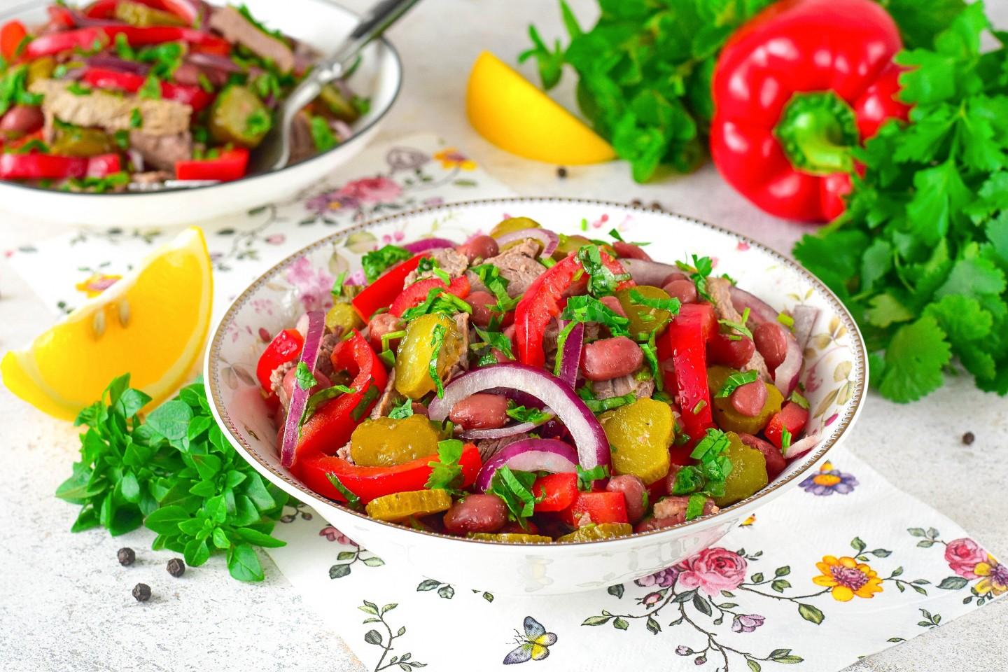 Обложка рецепта Салат с говядиной вареной и огурцами