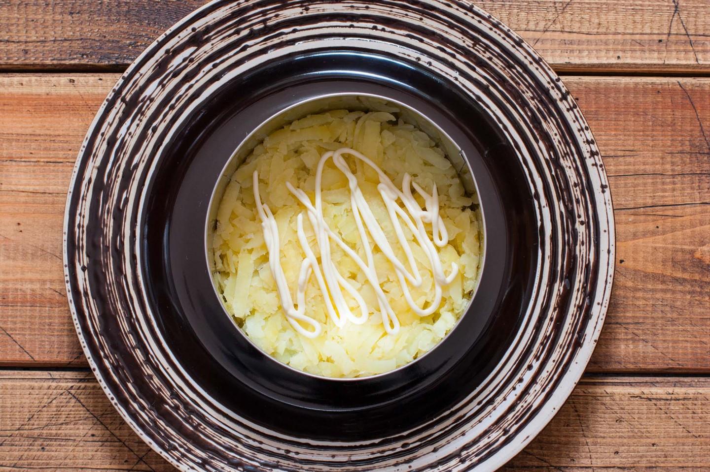 Шаг 3 приготовления Салат с плавленым сыром и курицей