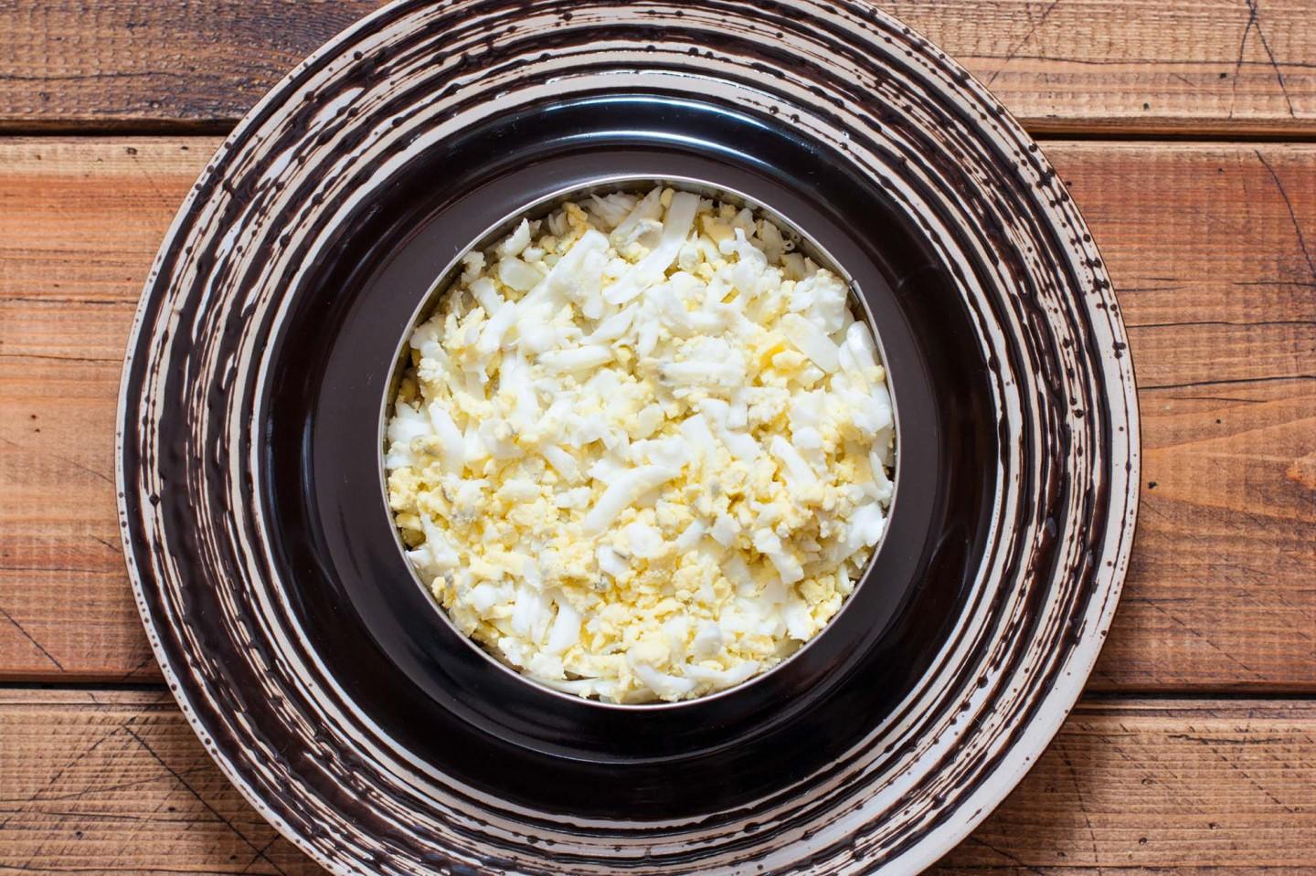 Шаг 5 приготовления Салат с плавленым сыром и курицей