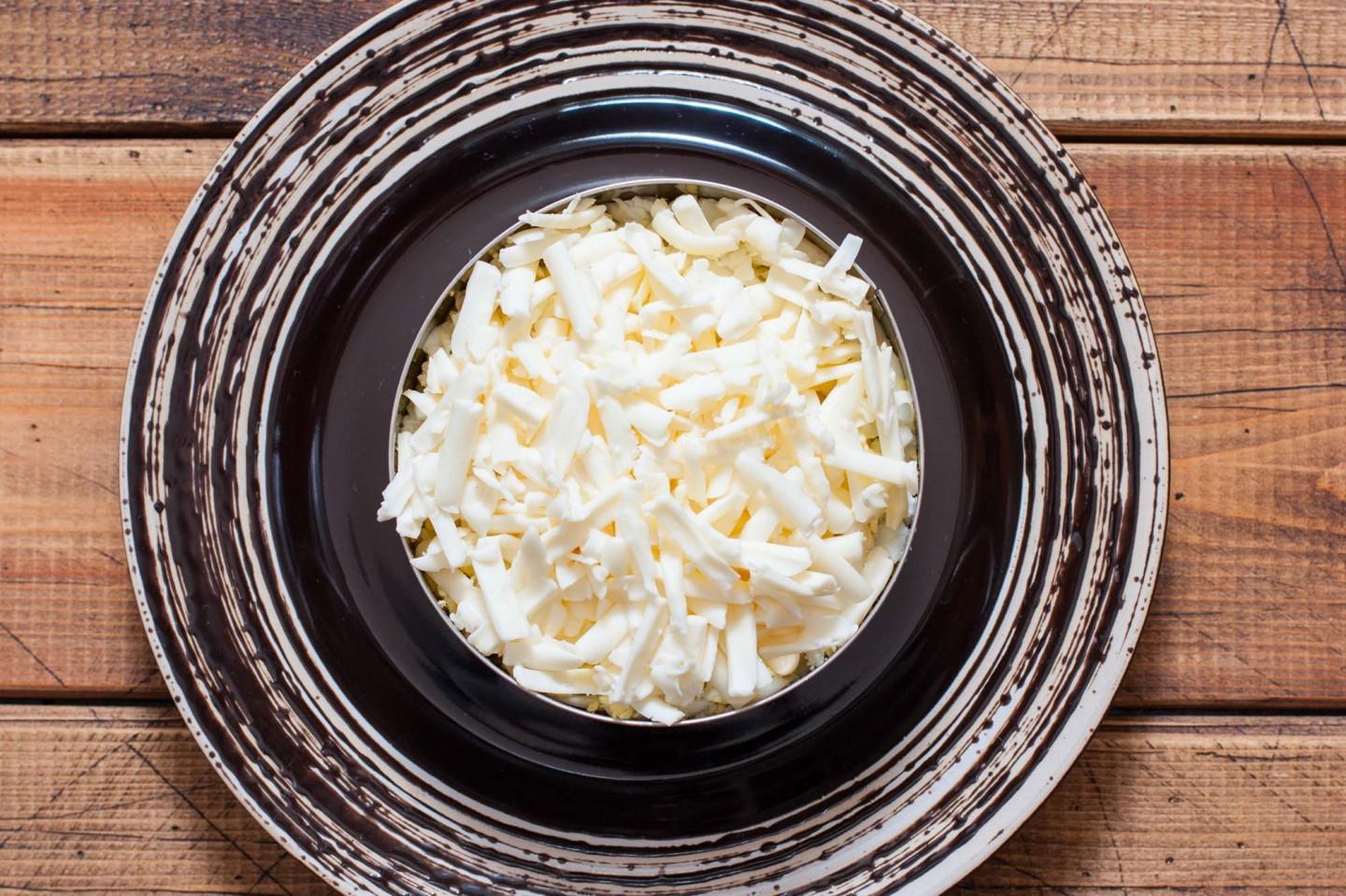 Шаг 6 приготовления Салат с плавленым сыром и курицей