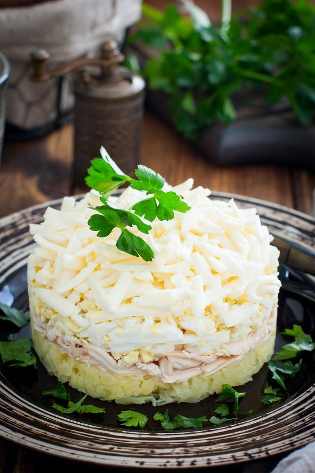 Шаг 7 приготовления Салат с плавленым сыром и курицей