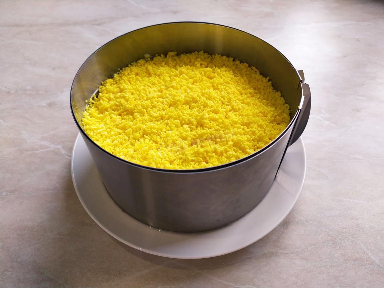 Шаг 10 приготовления Салат Мимоза без картошки с сыром