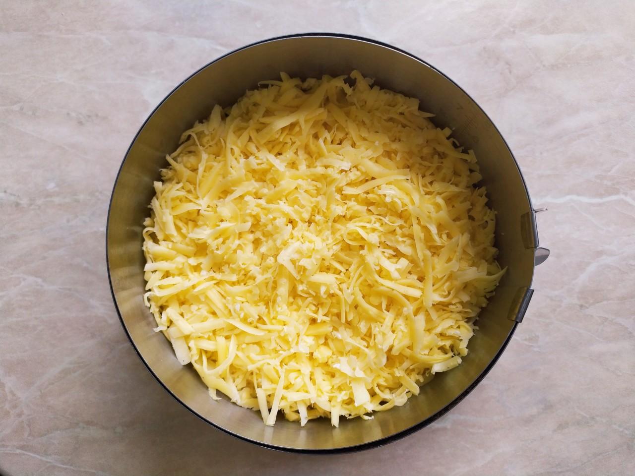 Шаг 8 приготовления Салат Мимоза без картошки с сыром