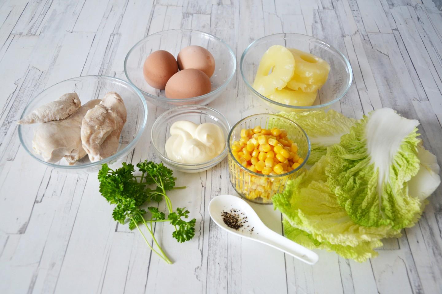 Шаг 1 приготовления Салат с курицей, ананасами и пекинской капустой