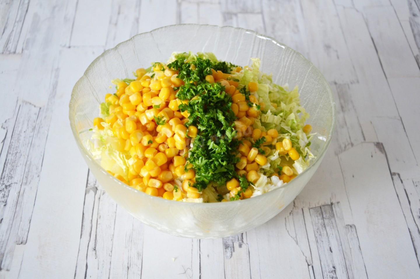 Шаг 7 приготовления Салат с курицей, ананасами и пекинской капустой