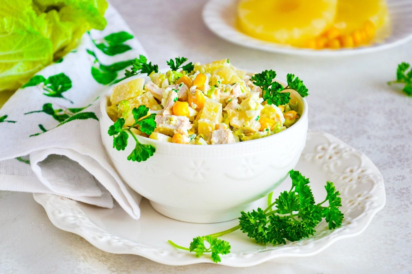 Обложка рецепта Салат с курицей, ананасами и пекинской капустой