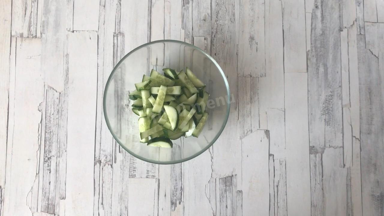Шаг 2 приготовления Салат с рукколой огурцом и сыром