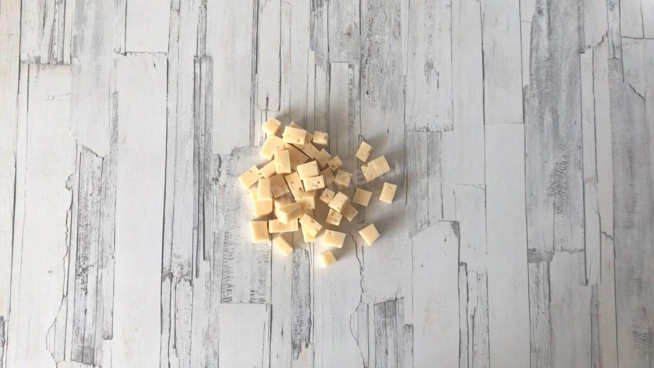 Шаг 3 приготовления Салат с рукколой огурцом и сыром