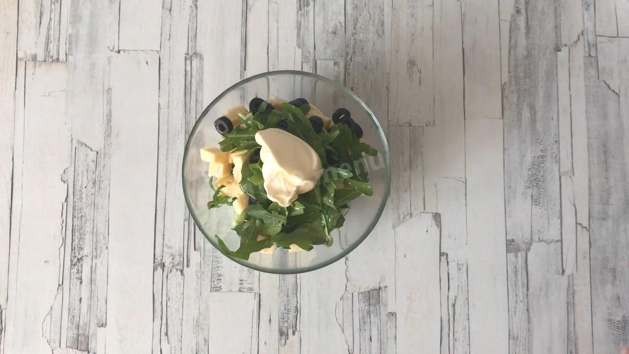 Шаг 7 приготовления Салат с рукколой огурцом и сыром