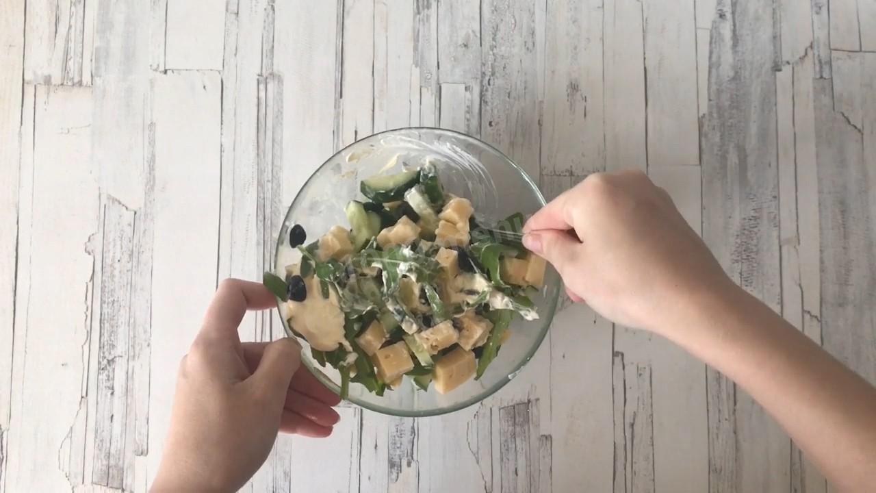 Шаг 8 приготовления Салат с рукколой огурцом и сыром