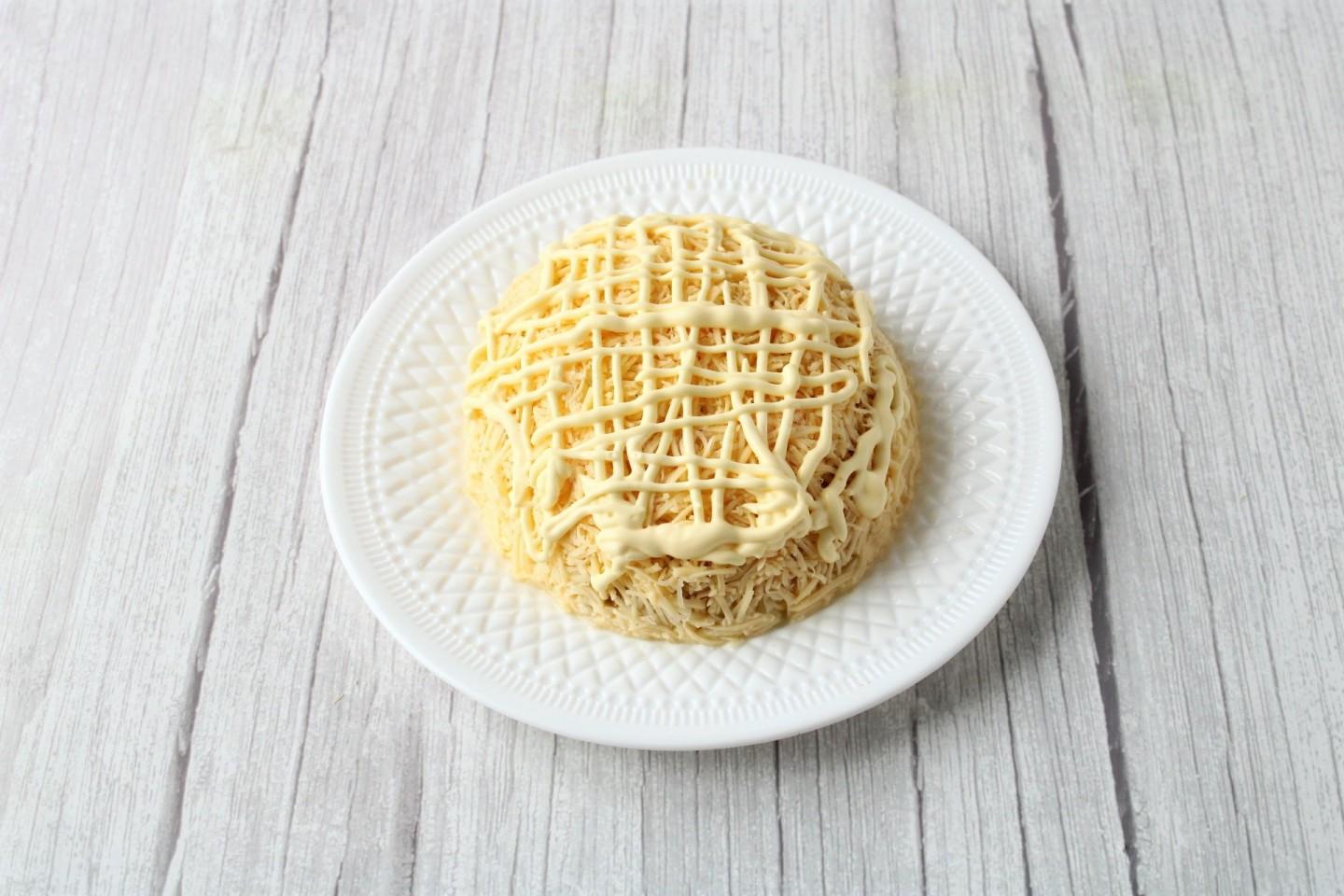 Шаг 10 приготовления Салат Черепашка с яблоком и грецкими орехами