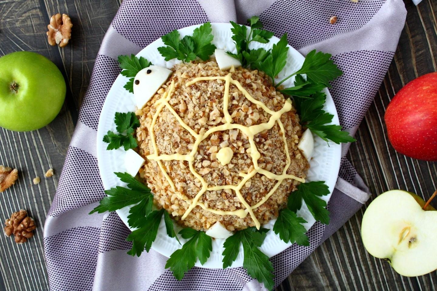 Шаг 14 приготовления Салат Черепашка с яблоком и грецкими орехами