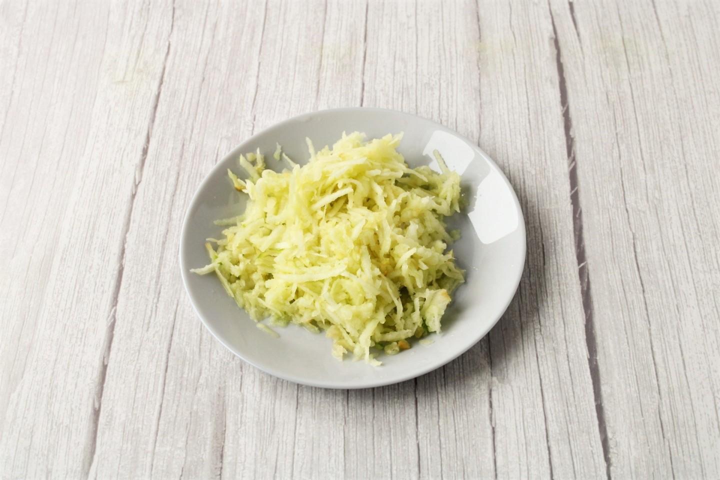 Шаг 8 приготовления Салат Черепашка с яблоком и грецкими орехами