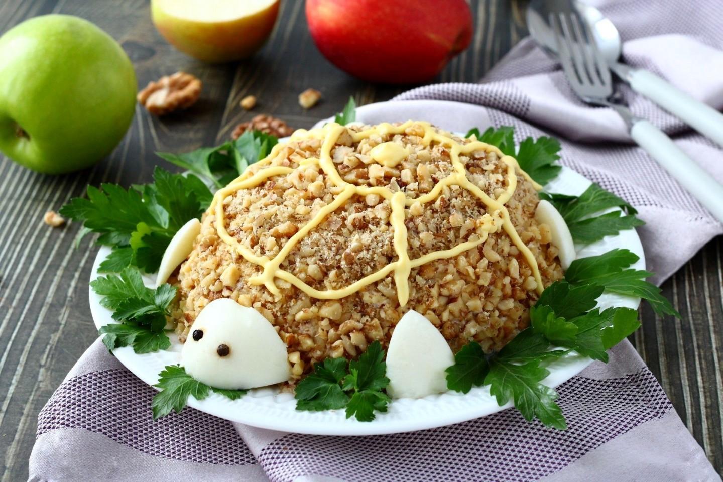 Обложка рецепта Салат Черепашка с яблоком и грецкими орехами