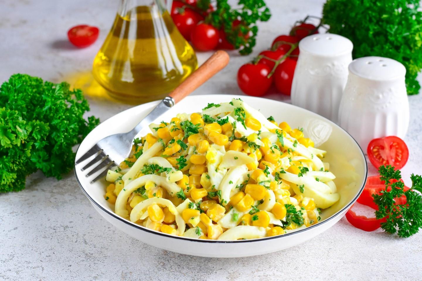 Шаг 9 приготовления Салат с кальмарами и кукурузой