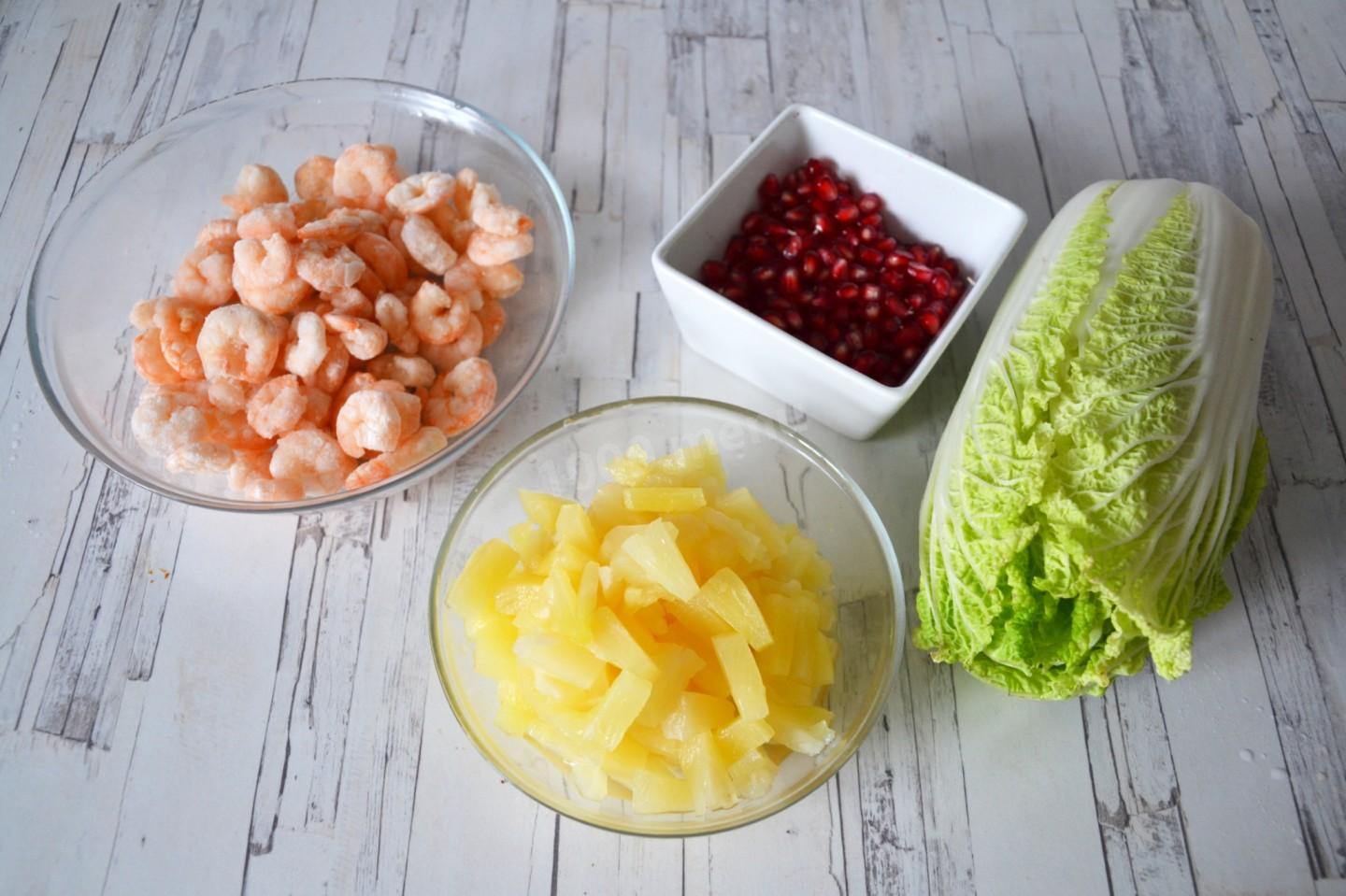 Шаг 1 приготовления Салат с пекинской капустой и креветками