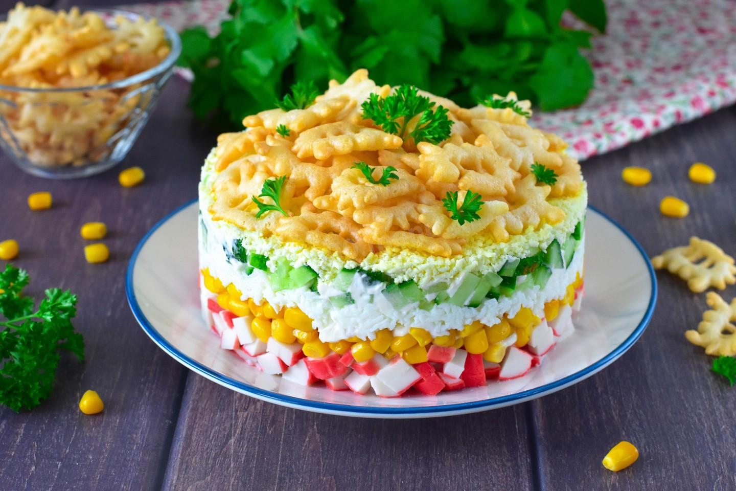 Шаг 12 приготовления Салат с крабовыми палочками крабовыми чипсами и кукурузой