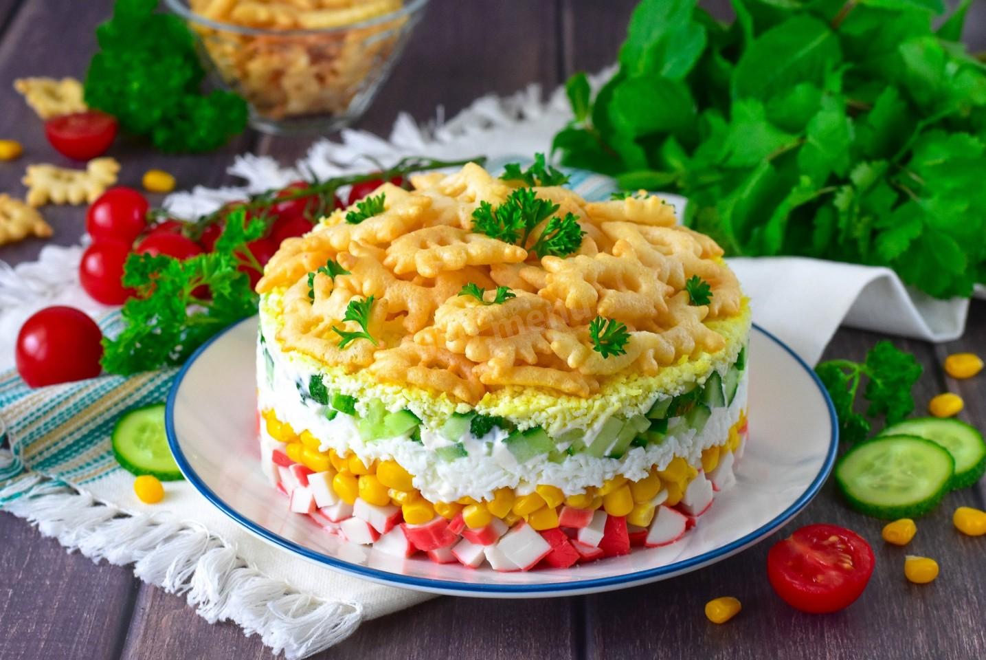 Обложка рецепта Салат с крабовыми палочками крабовыми чипсами и кукурузой