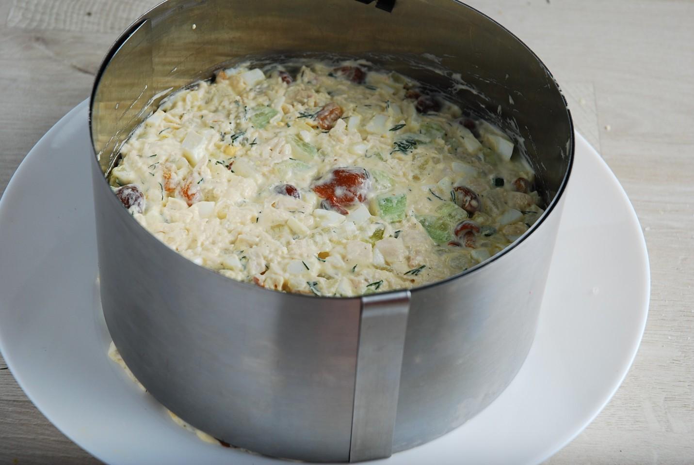 Шаг 10 приготовления Салат с маринованными опятами и курицей