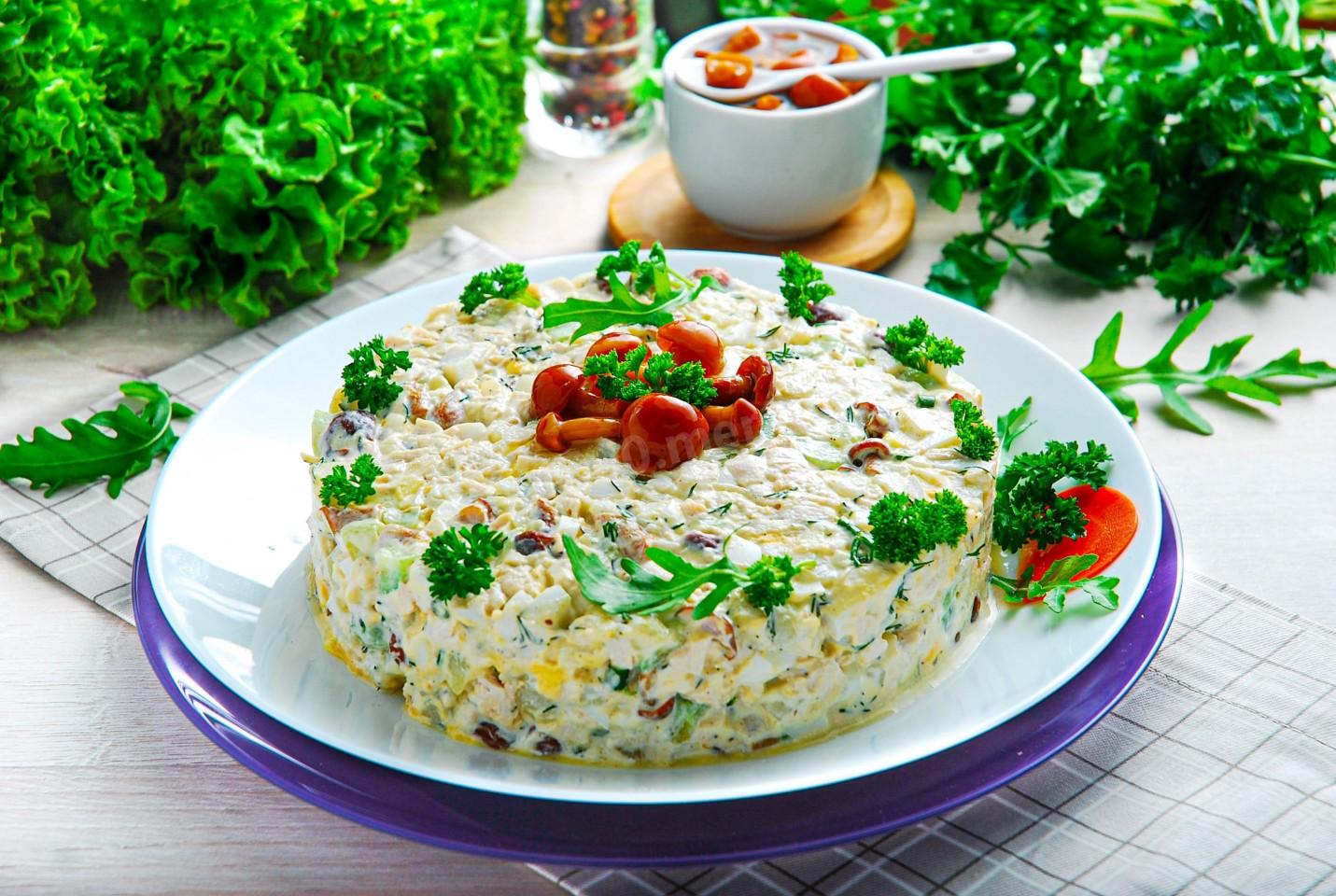 Шаг 11 приготовления Салат с маринованными опятами и курицей