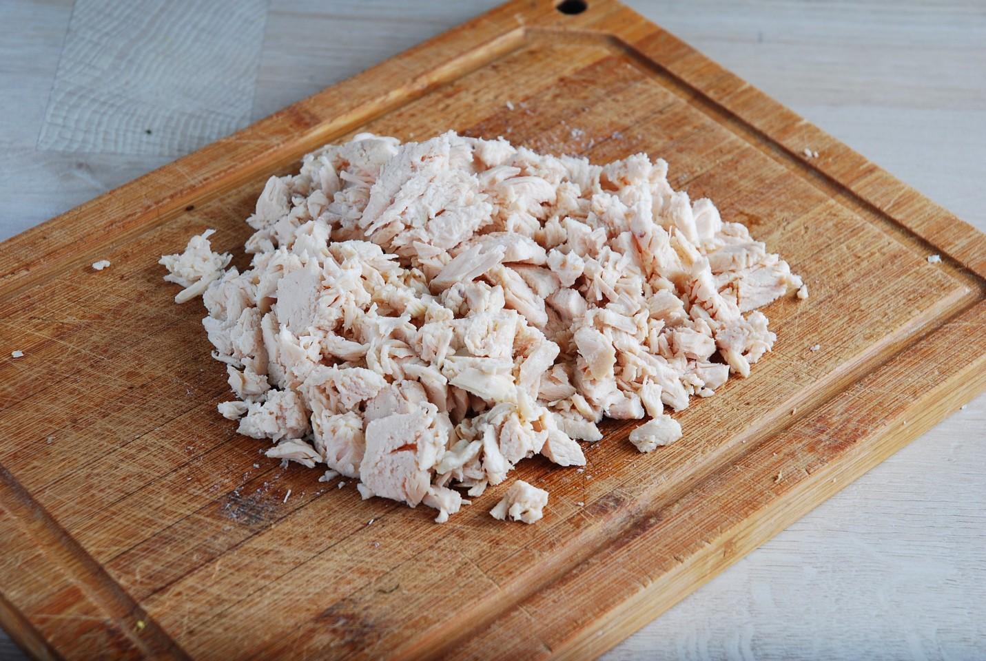 Шаг 2 приготовления Салат с маринованными опятами и курицей