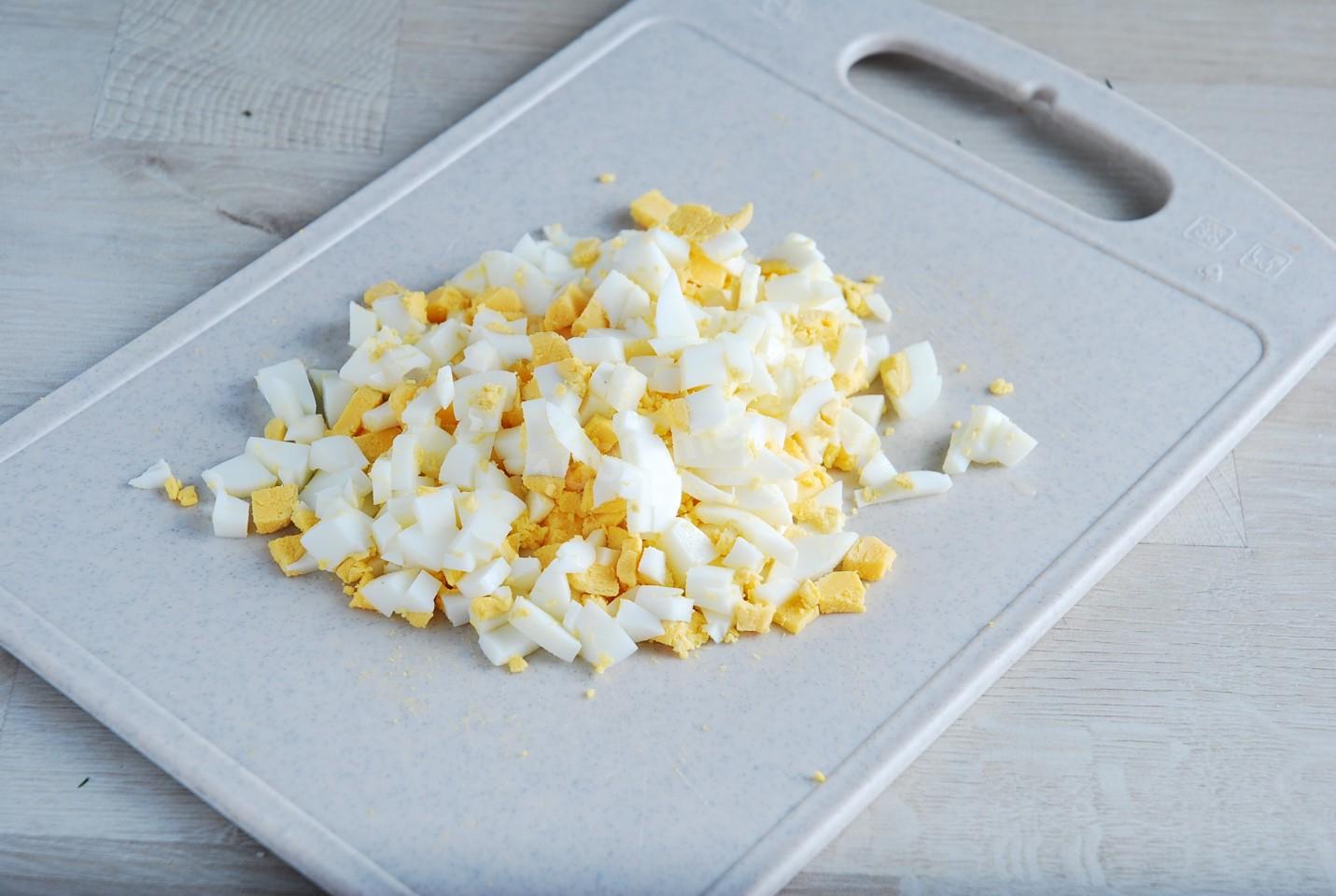 Шаг 3 приготовления Салат с маринованными опятами и курицей