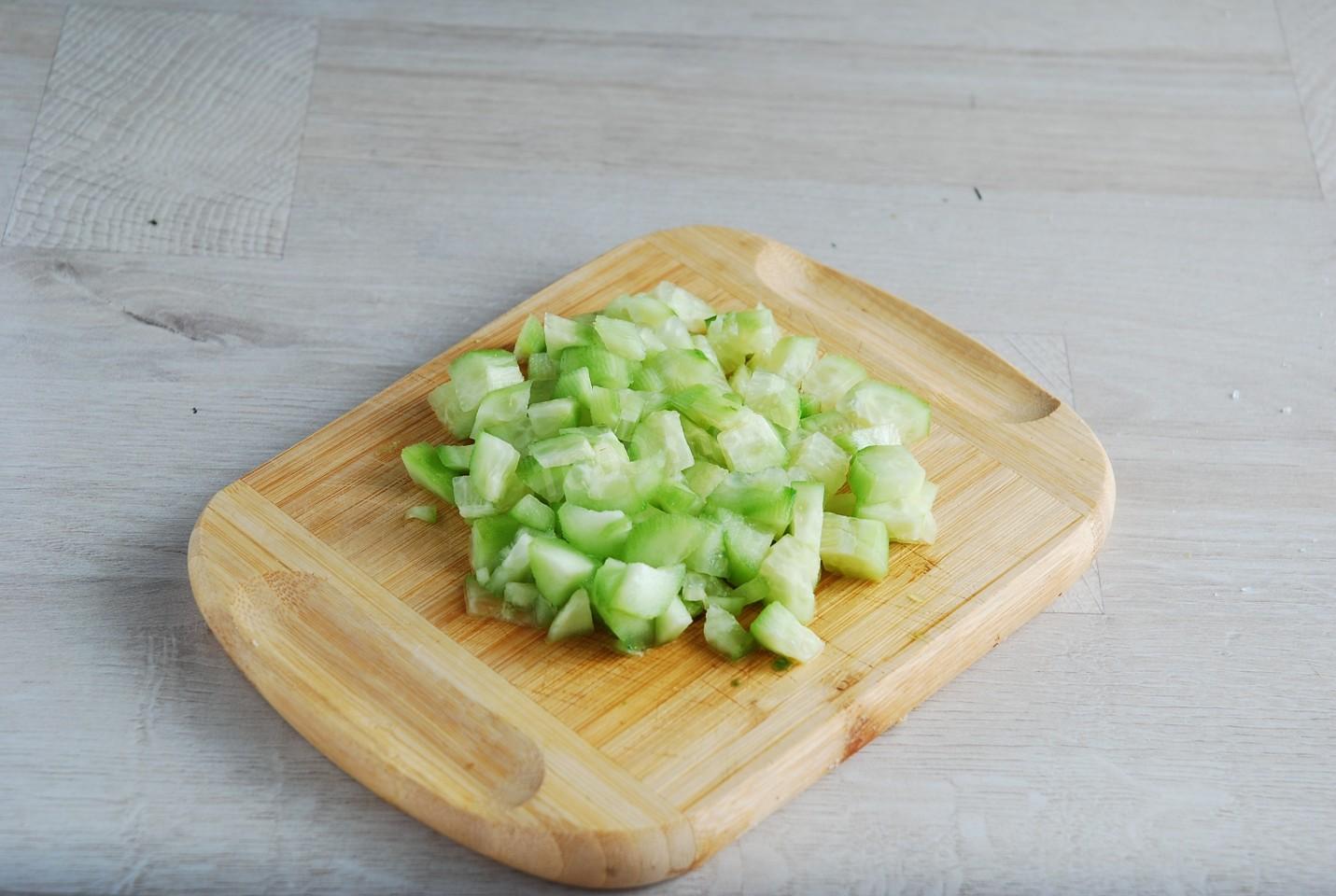 Шаг 4 приготовления Салат с маринованными опятами и курицей