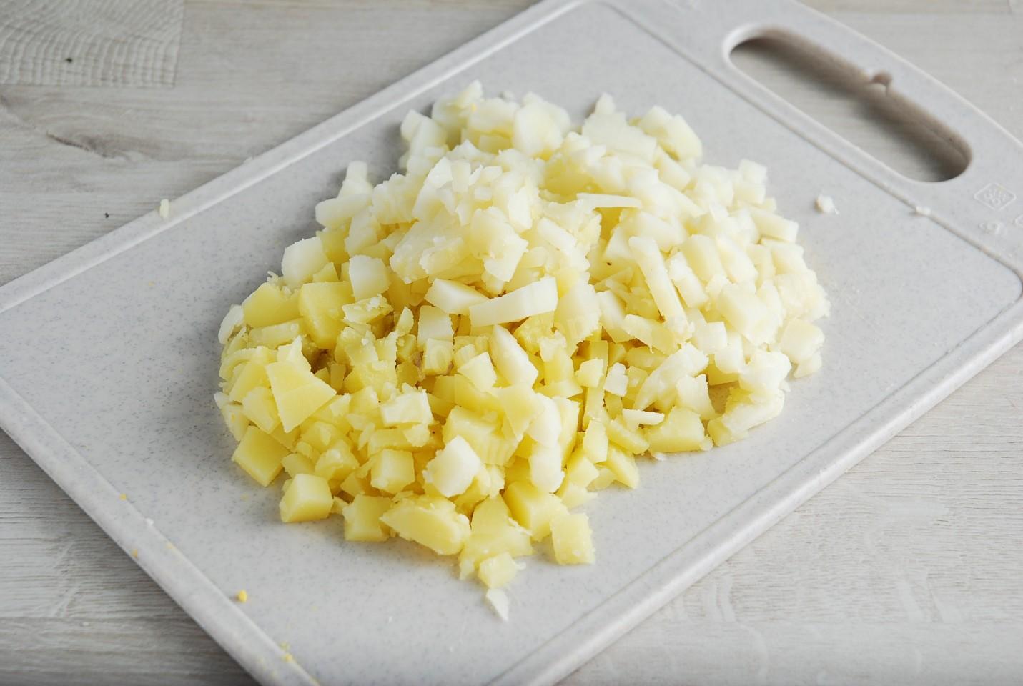 Шаг 5 приготовления Салат с маринованными опятами и курицей