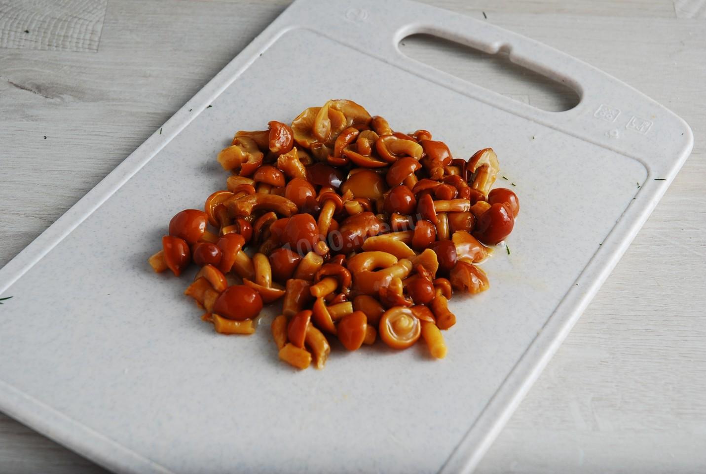 Шаг 6 приготовления Салат с маринованными опятами и курицей