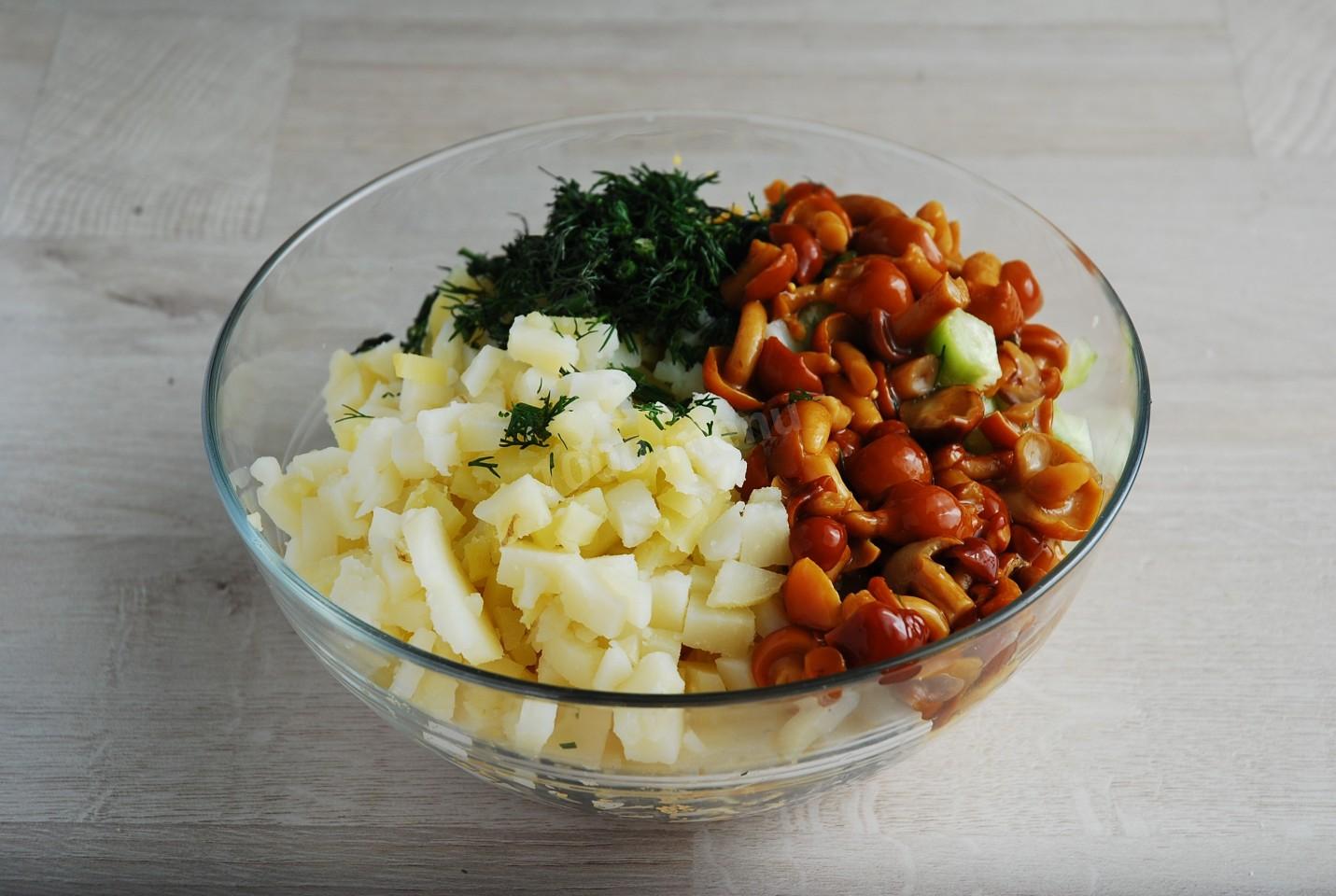 Шаг 7 приготовления Салат с маринованными опятами и курицей