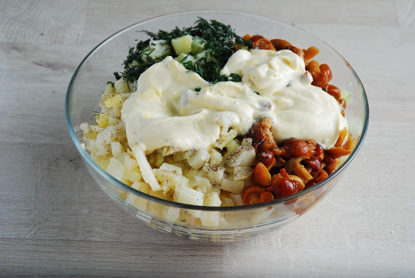 Шаг 8 приготовления Салат с маринованными опятами и курицей