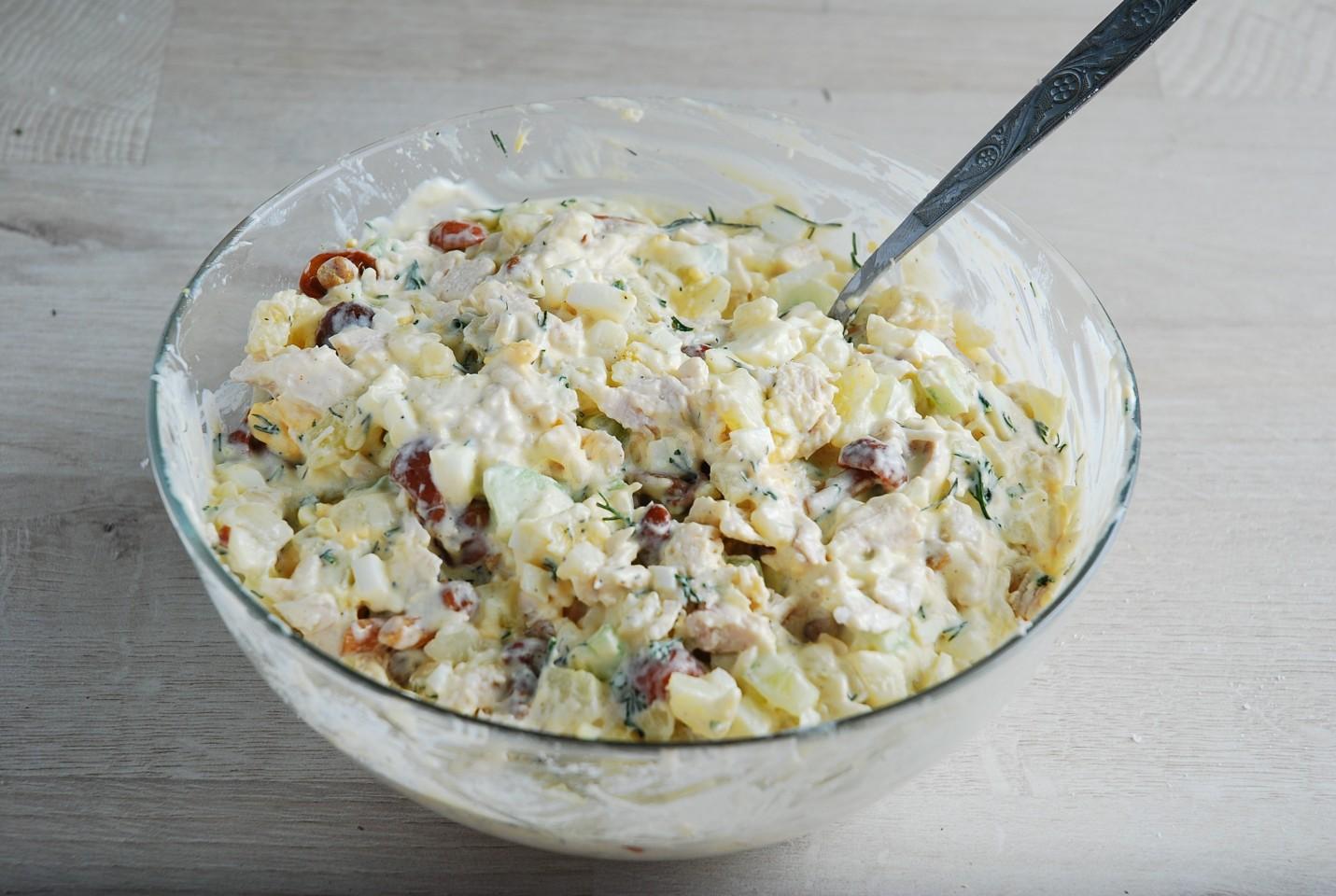 Шаг 9 приготовления Салат с маринованными опятами и курицей