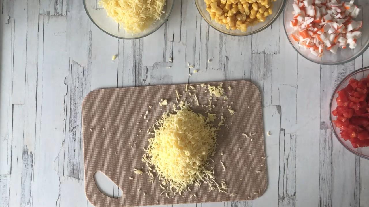 Шаг 4 приготовления Салат Коррида крабовые палочки кукуруза помидоры