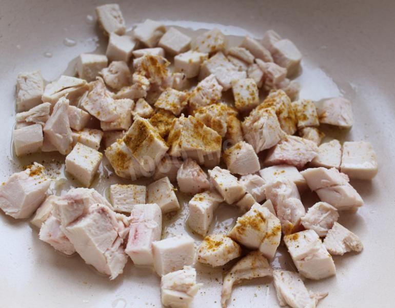 Шаг 2 приготовления Салат с курицей виноградом грецкими орехами и сыром